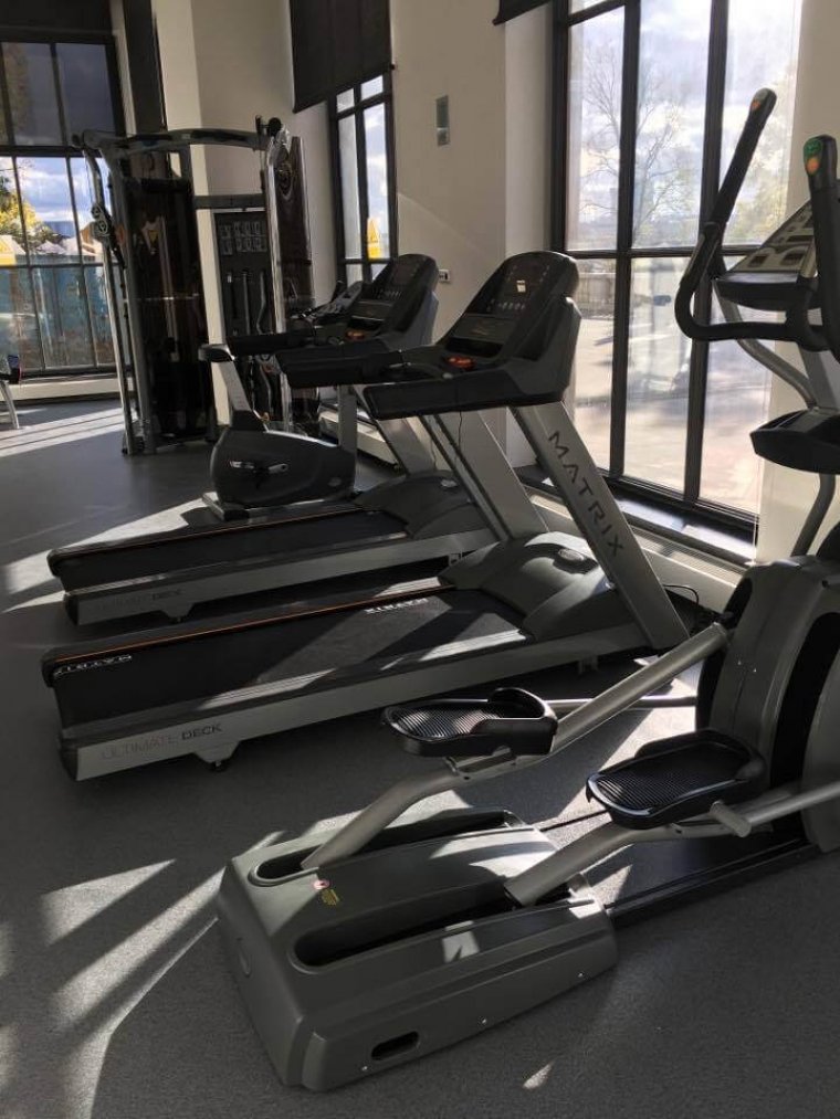 FITNESS CENTRUM, KTERÉ UTEKLO ZE ČTYŘ STĚN AŽ NA STŘECHU CELÉ PRAHY_04.jpg