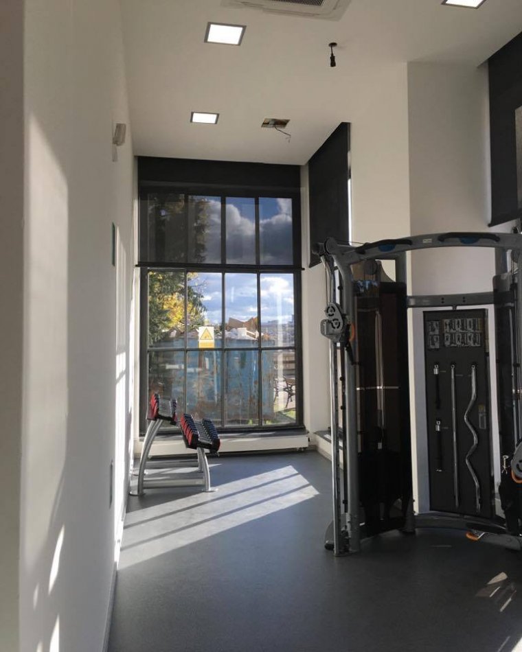FITNESS CENTRUM, KTERÉ UTEKLO ZE ČTYŘ STĚN AŽ NA STŘECHU CELÉ PRAHY_06.jpg