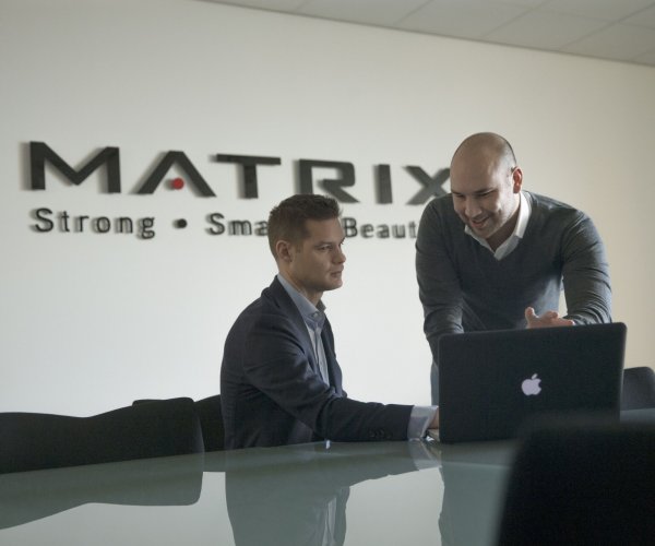 MX16_LIFESTYLE_COMM AMSTERDAM males talking_conference room_front-angle.jpg