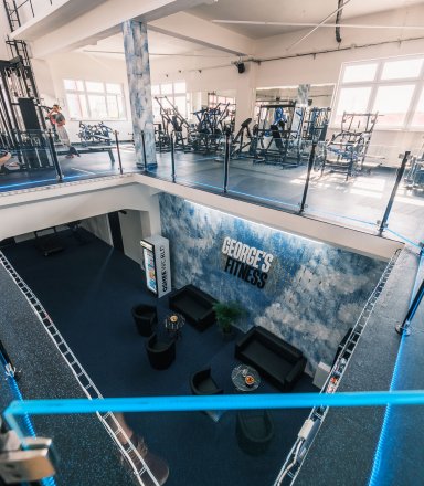 Ze staré průmyslové haly moderní klub George´s Fitness